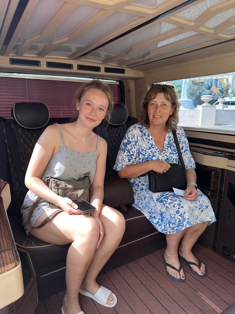 Pasageri TORVIAN într-o mașină de transfer privat