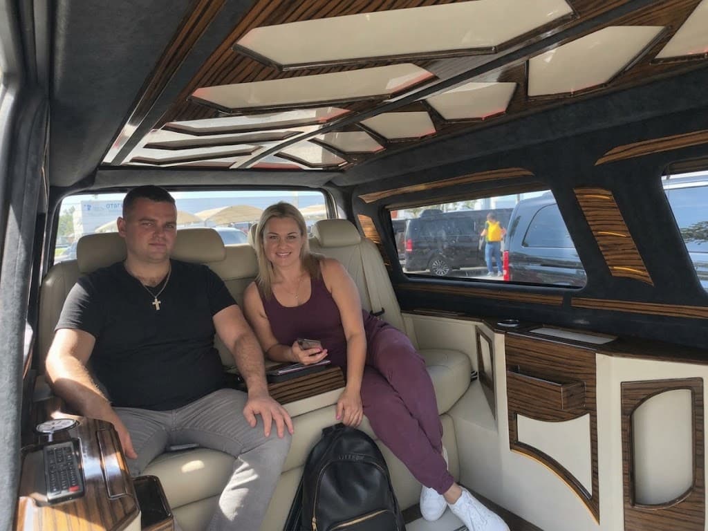 Pasageri TORVIAN într-o mașină de transfer privat
