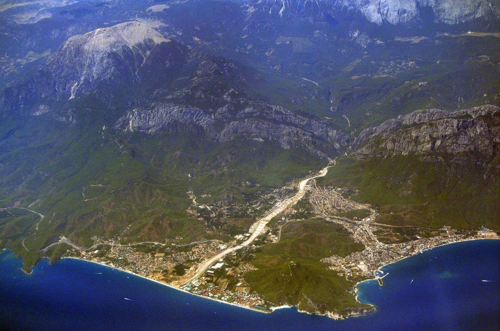 Vedere aeriană asupra Çamyuva și a coastei de sub munți