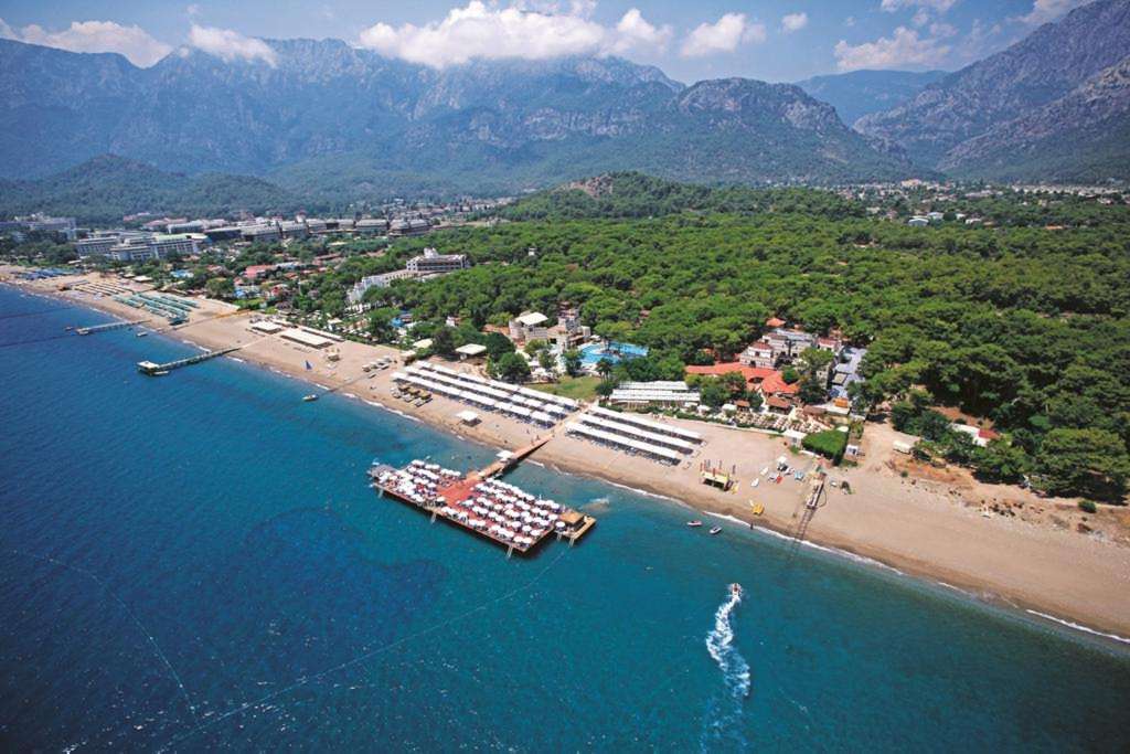 Plaja și debarcaderul din Göynük sub munți, văzute de sus