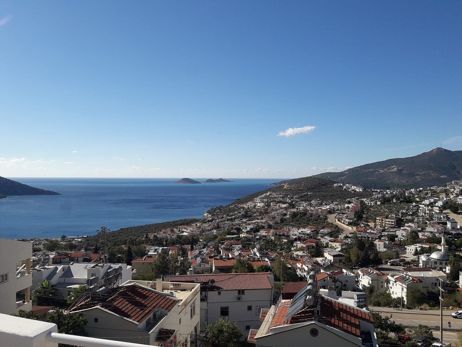 Huizen van Kalkan op de helling boven de baai