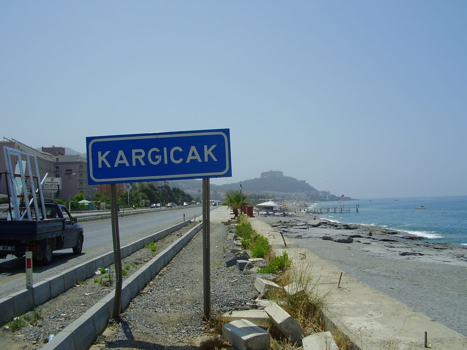 Plaatsnaambord Kargıcak aan de kustweg ten oosten van Alanya