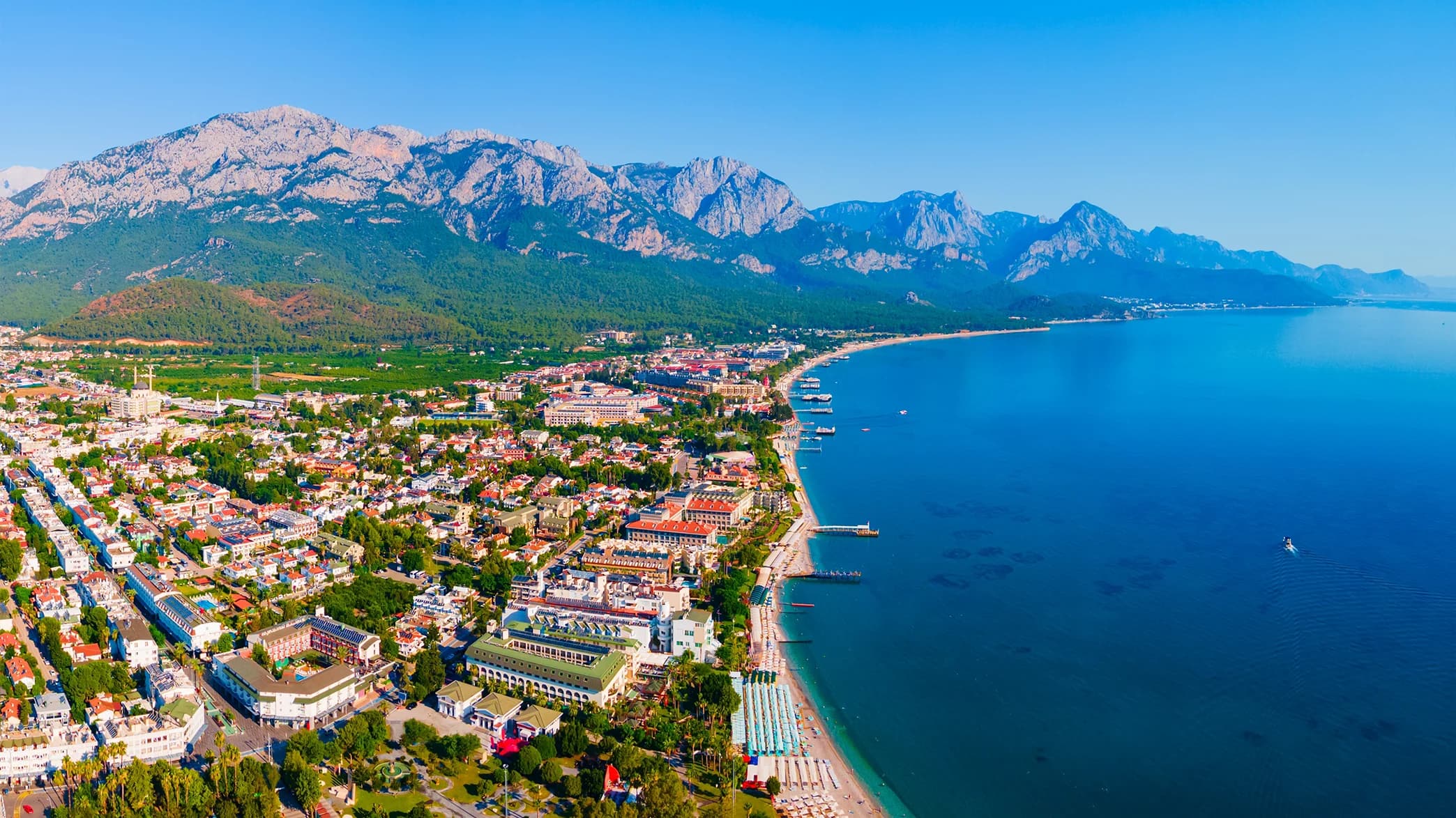 Kemer, una dintre destinațiile către care mergem de la Aeroportul Antalya