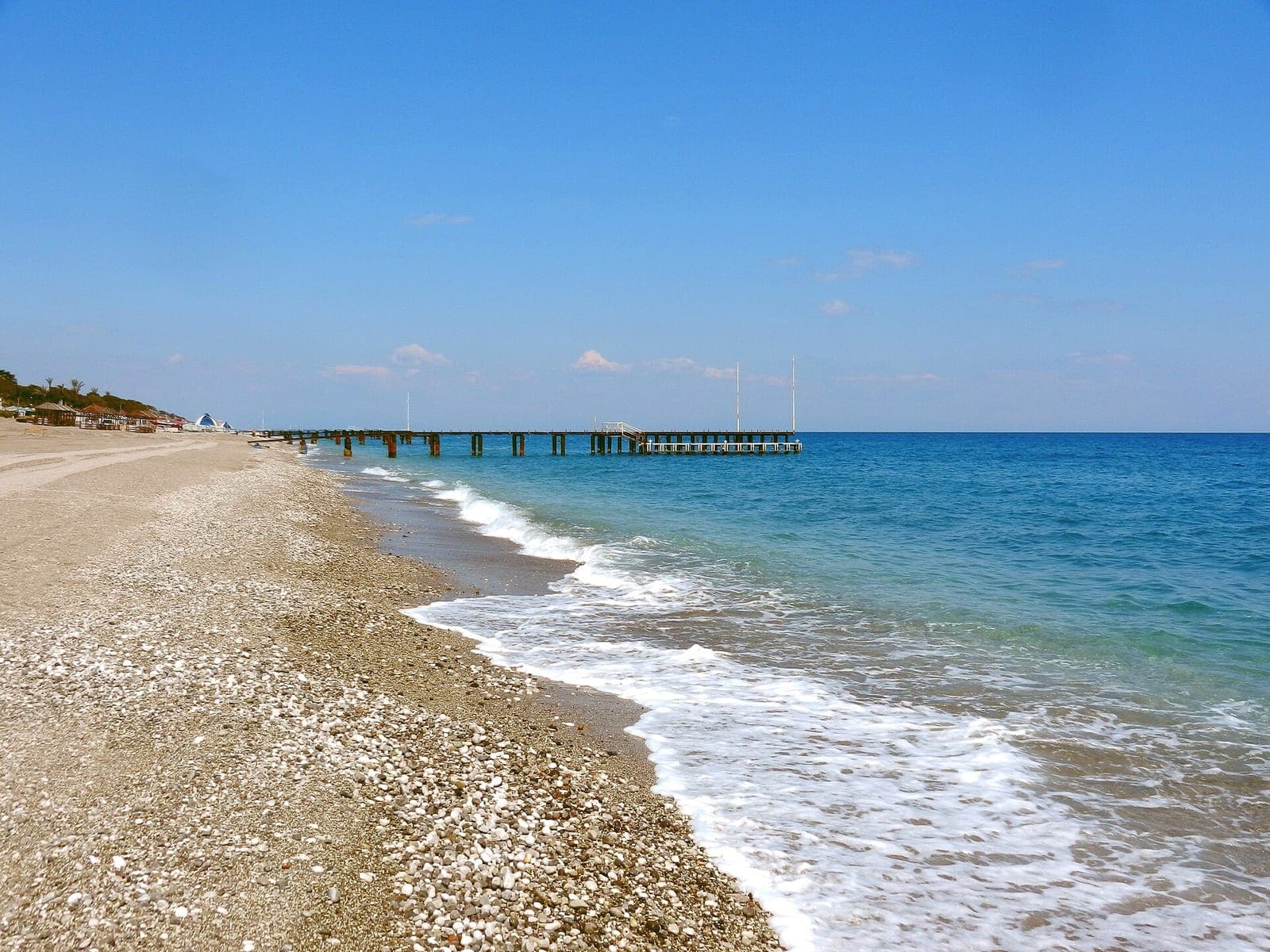 Kiezelstrand en pier in Kiriş