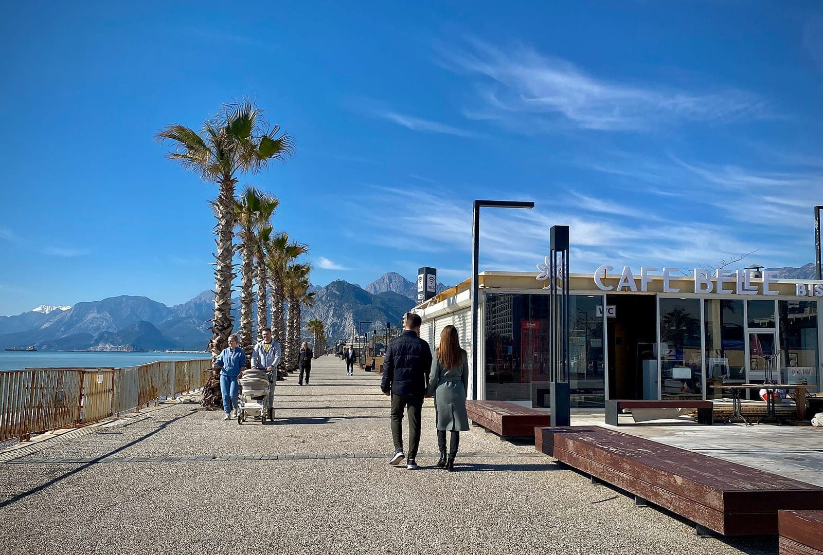 De boulevard langs het strand van Konyaaltı met de bergen erachter