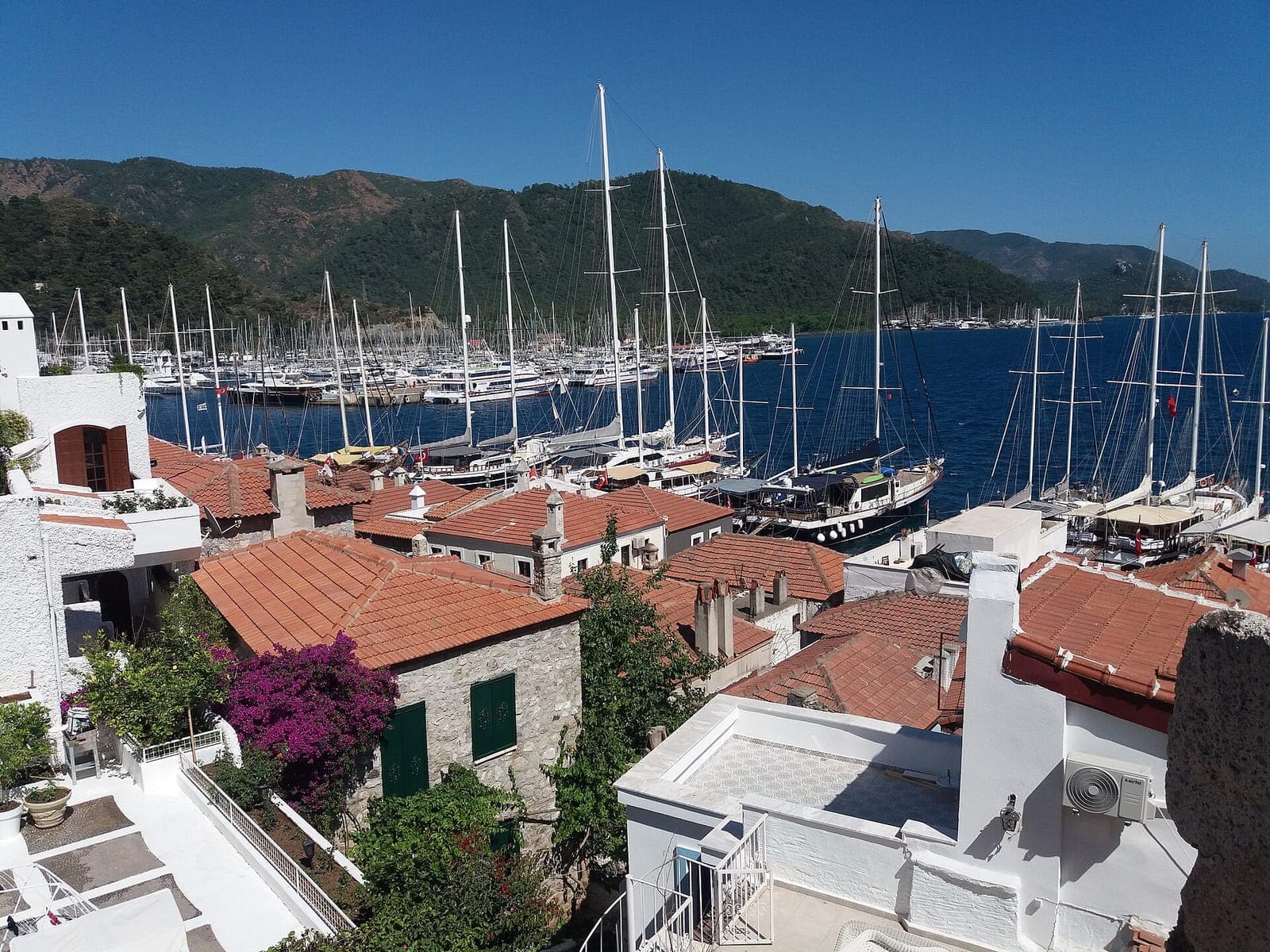 De jachthaven en de daken van de oude stad van Marmaris