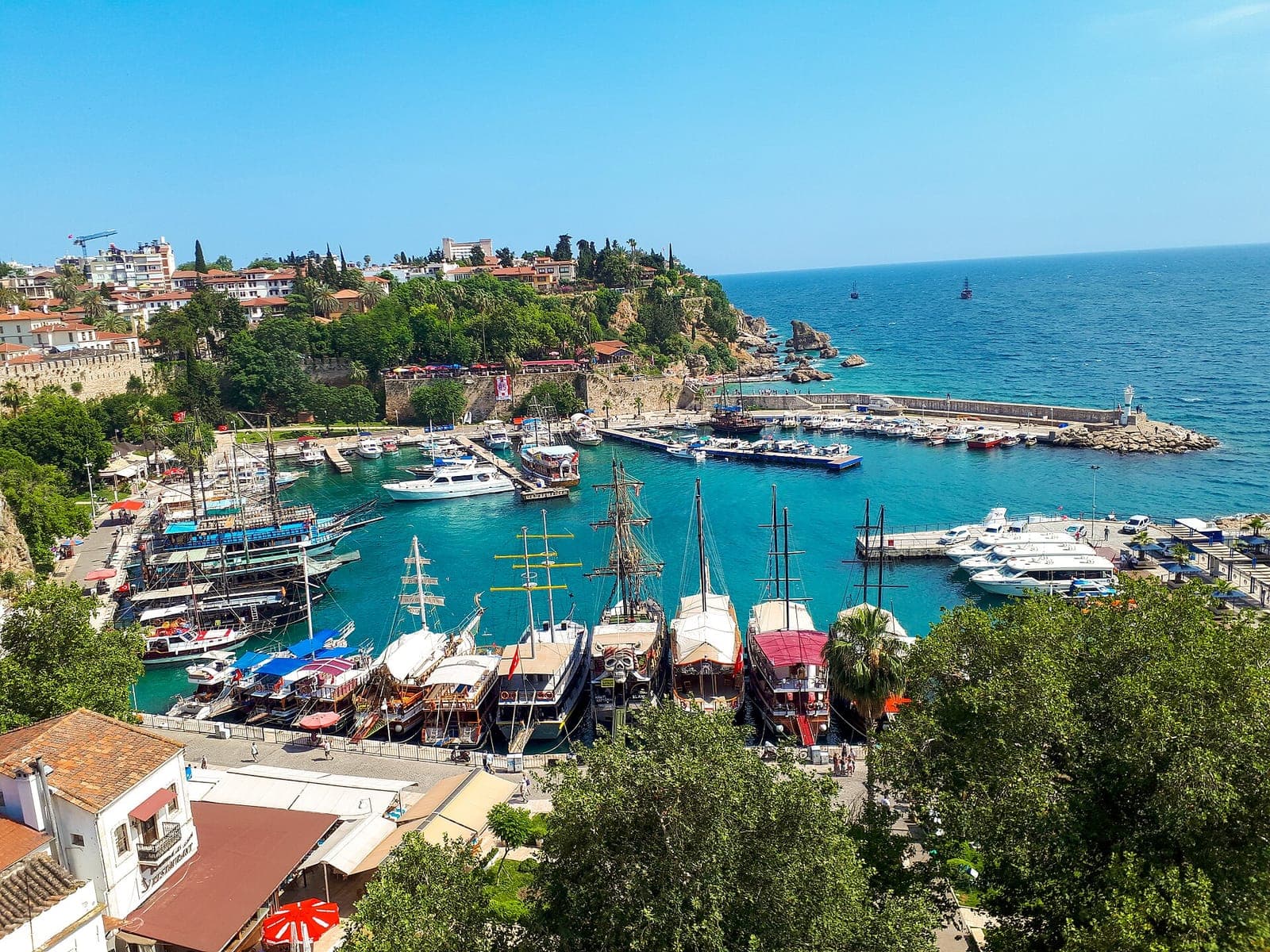 De haven van Kaleiçi in Antalya met houten boten onder de oude stad